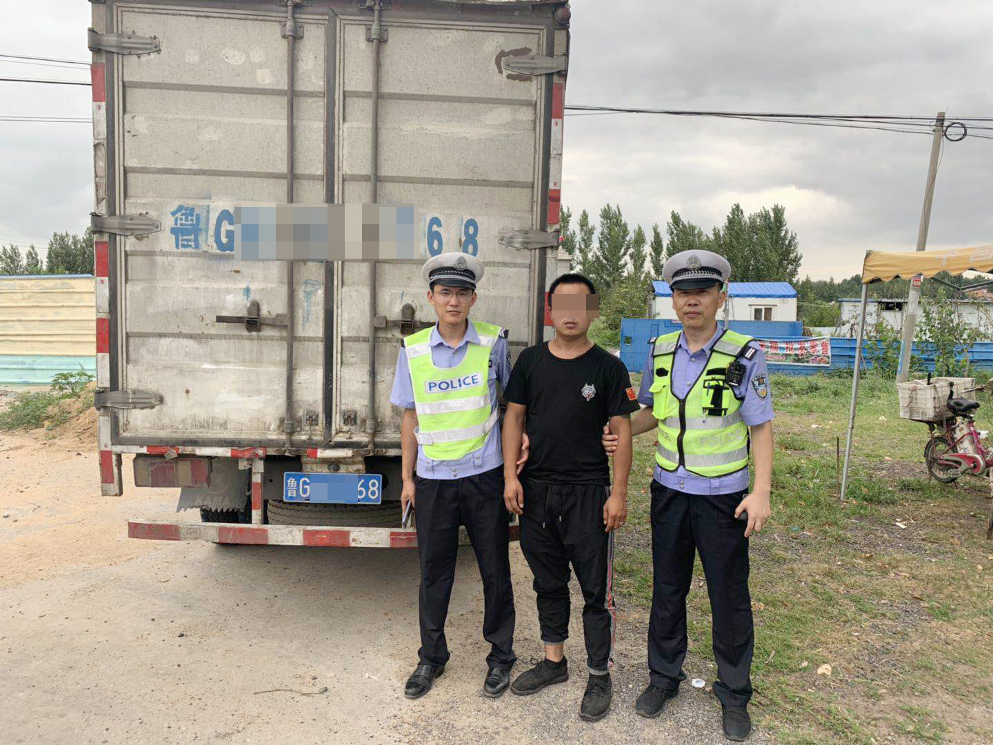 男子在青岛撞伤老人逃逸,接到交警电话才想起自首_三轮车