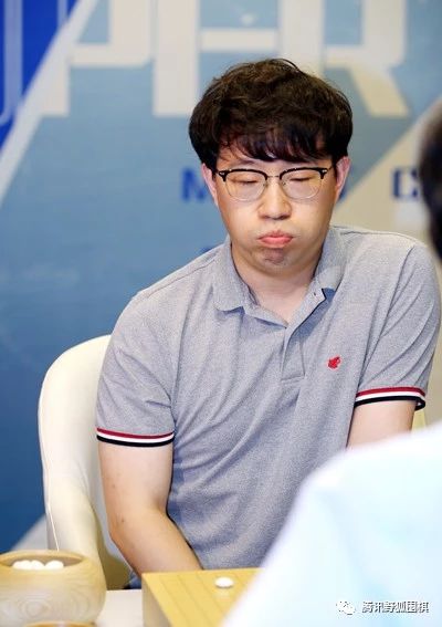 元晟溱点入右下三三时,李昌镐看似选择了芈式飞刀起手,但随即又以最