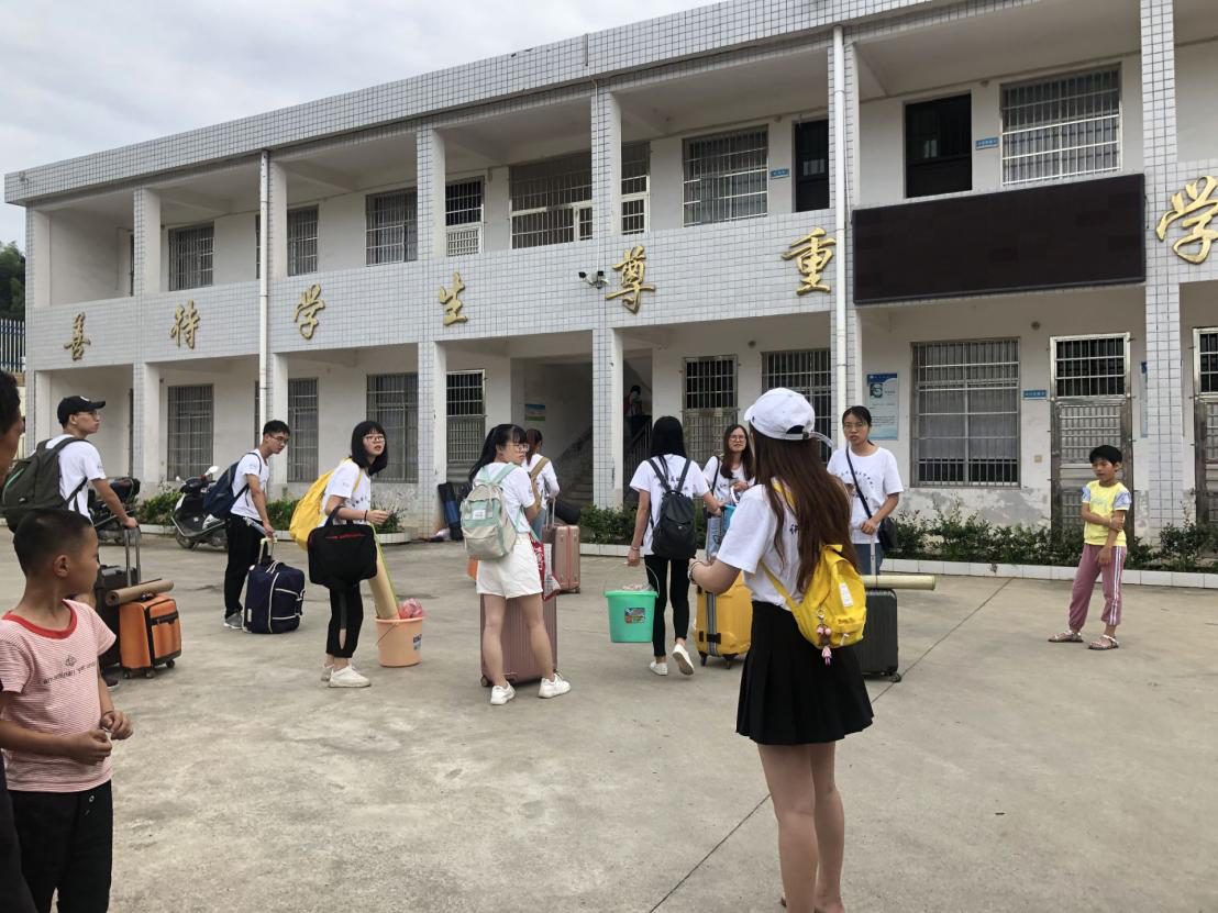 向梦出发走进五里长沙医学院杏韵芳华三下乡团队出发啦