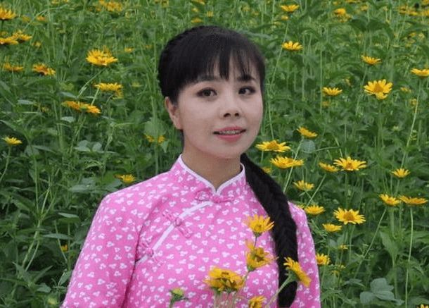 同是草根歌手她成名后给父母买豪宅豪车她却连亲生父母都不认