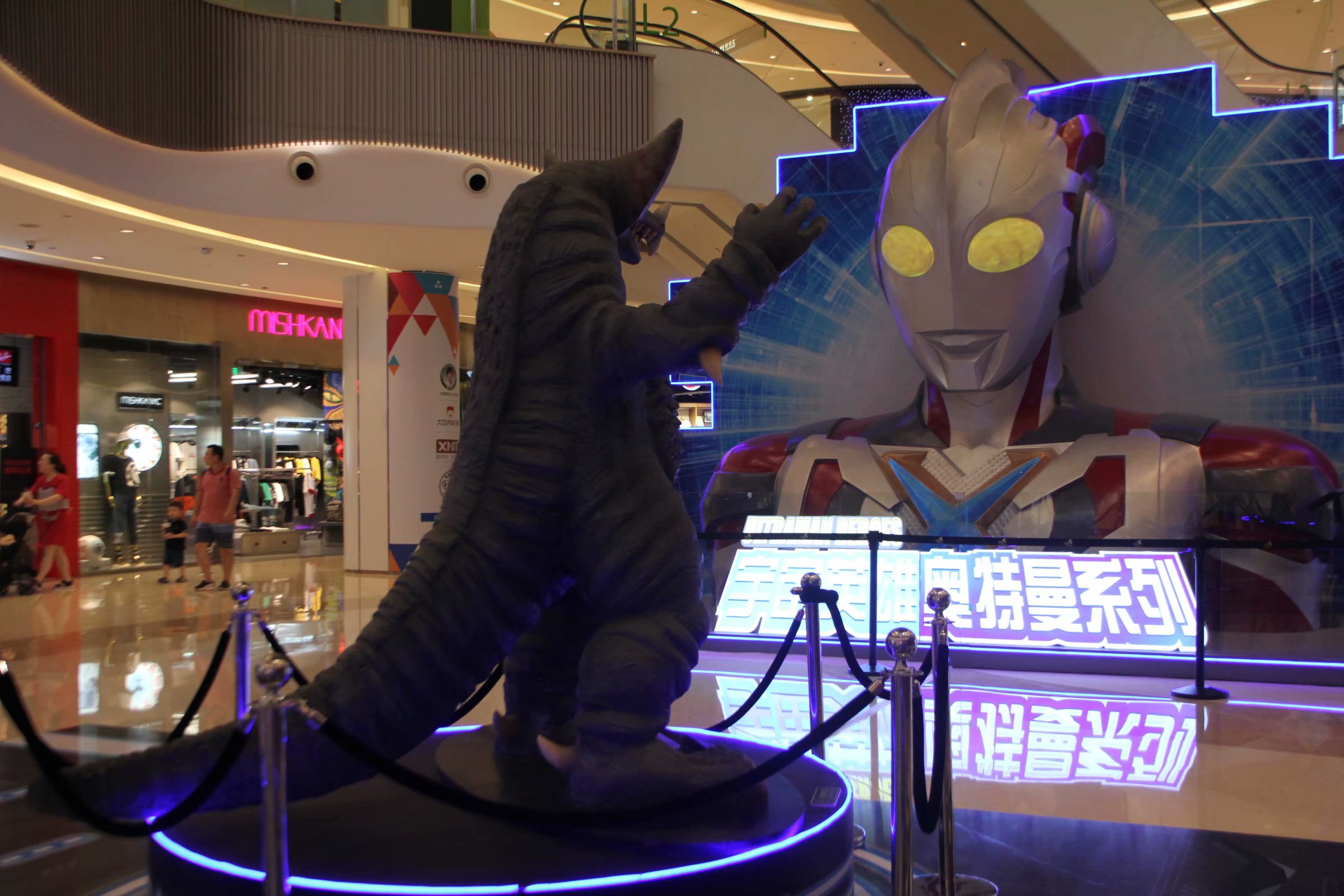 原创重庆现5米高巨型奥特曼空降商场场景沙盘科幻引围观