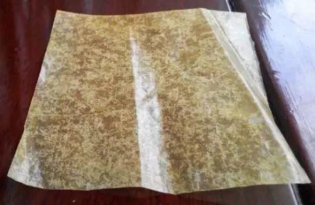 用芦苇,蒲草棒,花麻,线麻和绳子头,将这些原料剁碎.