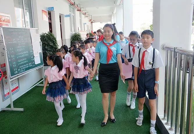 支持洋县这位老师参加竞评全国教书育人楷模记着投她一票哟