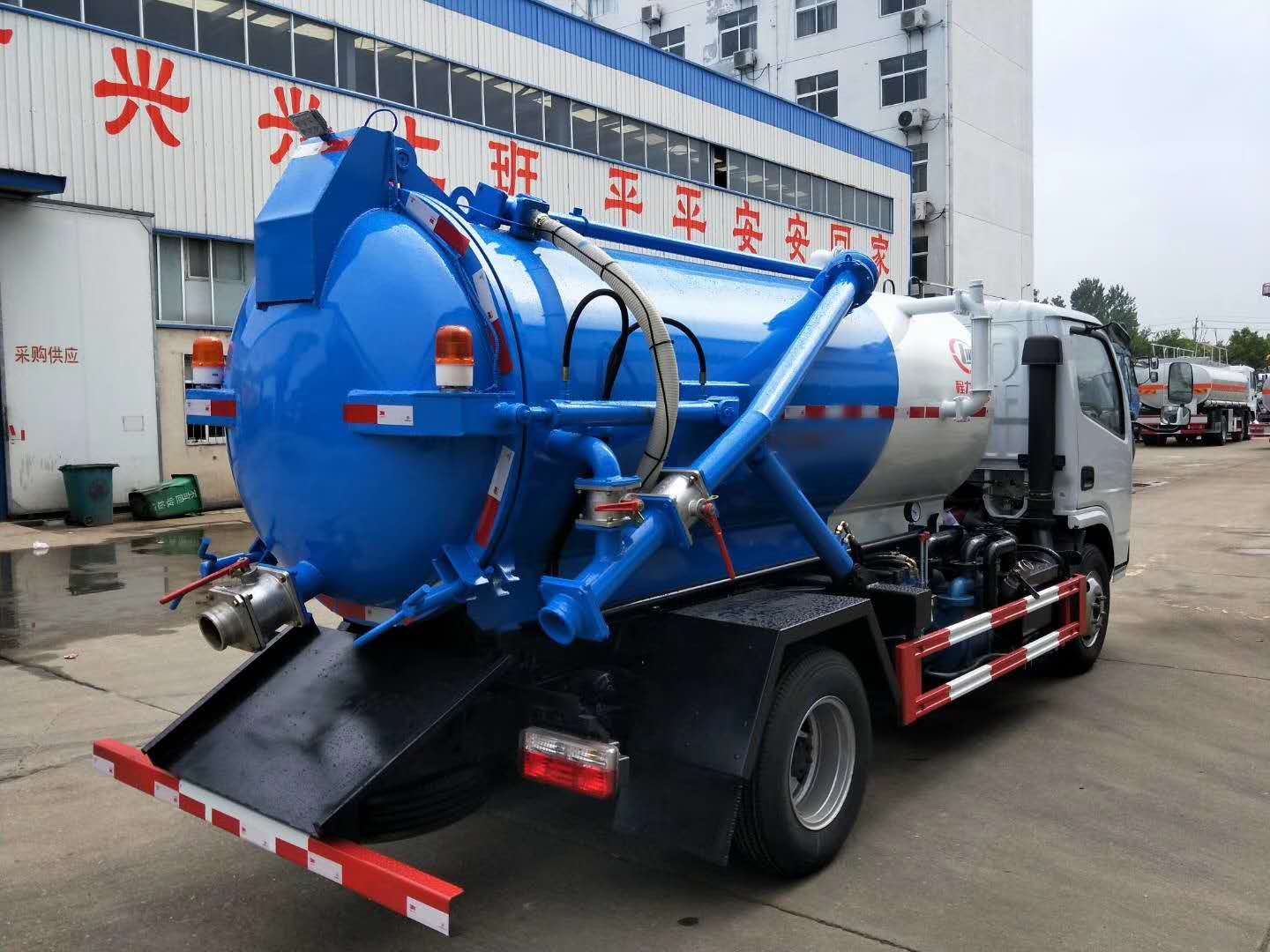 环卫车厂家助力环保新时代：一场清洁革命