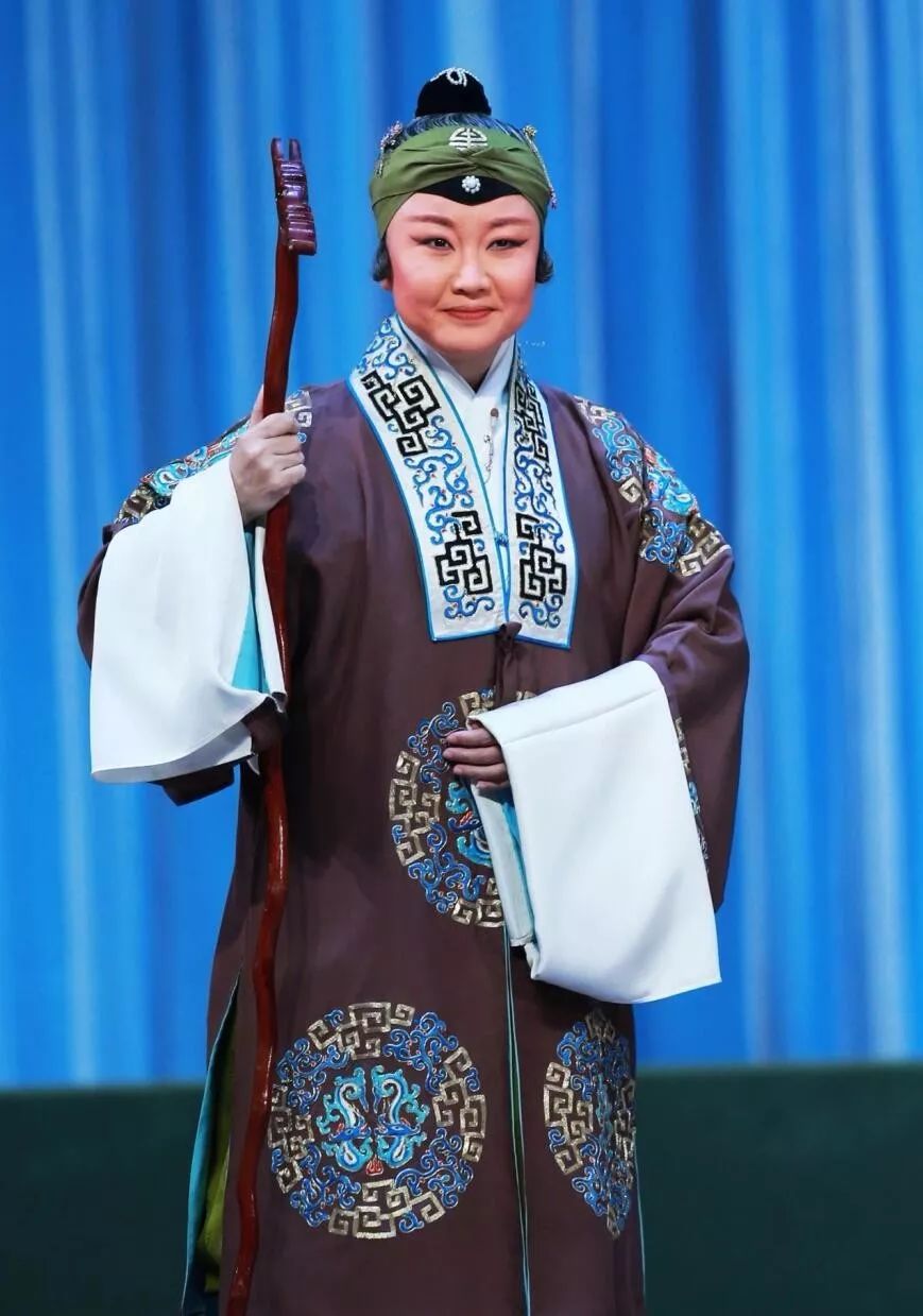 王净戎国家京剧院优秀青年演员,工花脸.毕业于中国戏曲学院.