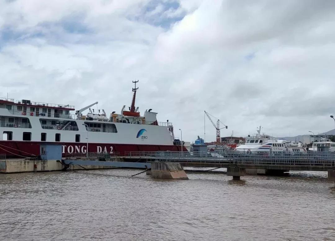 候渡车辆恰逢周末,到高亭的候渡车辆排得满满三江码头售票大厅据了解