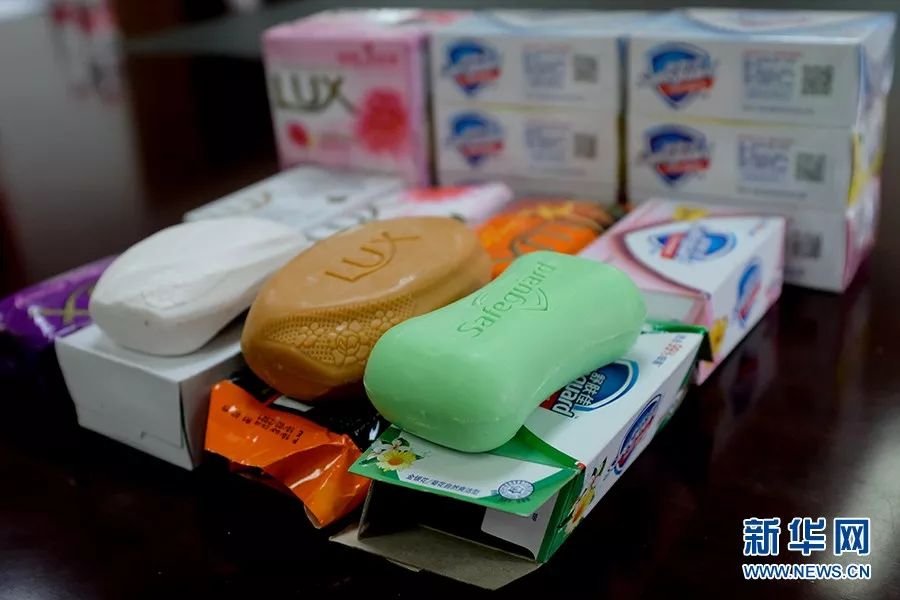 警方查获的假冒香皂,消费者从外观上很难辨别真伪.新华网 李相博 摄
