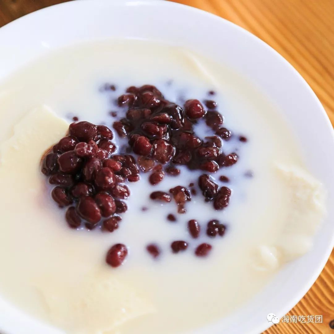 淡黄色的豆腐脑铺满碗底,上面撒了一小坨的红豆,小清新的色调,看着就