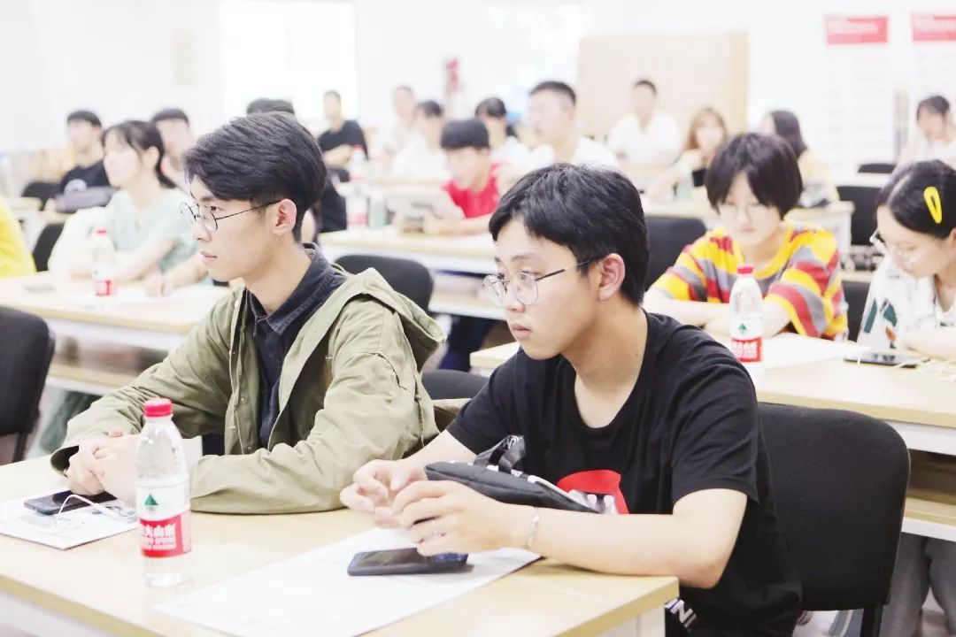 不息的奋进卓越的梦想欢迎黄岩中学师生家长到我校参观交流