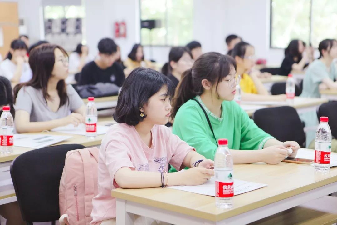 不息的奋进卓越的梦想欢迎黄岩中学师生家长到我校参观交流