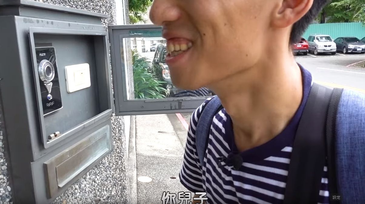 起初,趴痞拿着旧户籍誊本到户政事务所查询,发现爸爸曾登记住过的地址