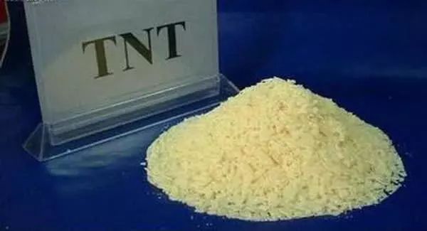 一小块肥皂大小的军用高能炸药就足以将一幢大楼或者一艘军舰摧毁.