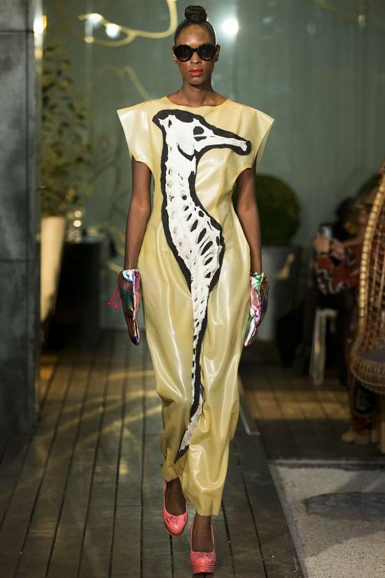 经典的大v领设计,看起来非常有艺术感,真的是非常的整齐_衣服