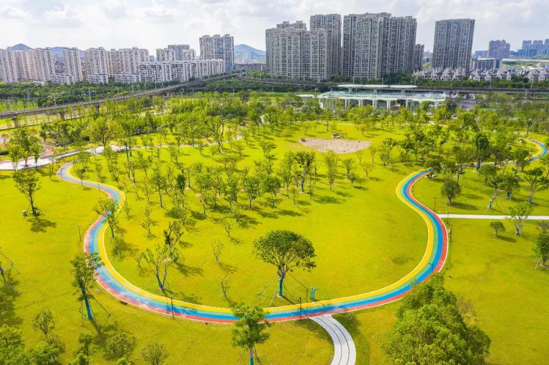 这条彩虹跑道马上要刷爆朋友圈