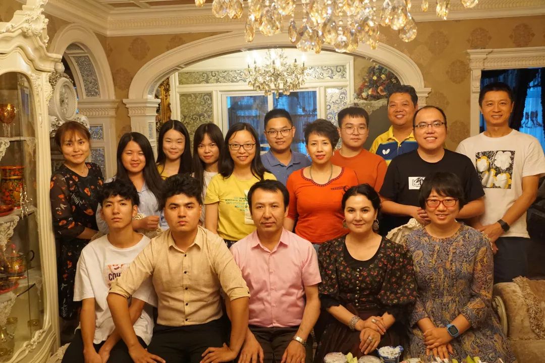 英语教育学院副院长陈金诗(现挂职五家渠市副市长),经贸学院党委副