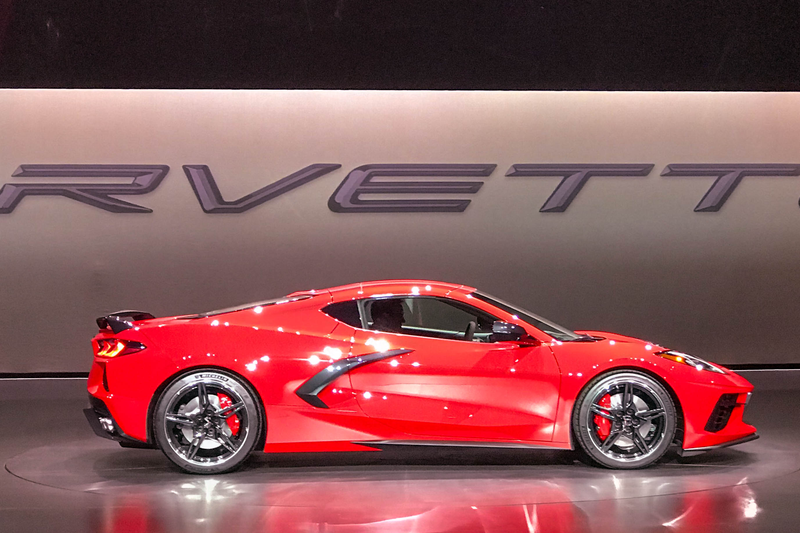 天天播报中置后驱米国法拉利雪佛兰corvettec8发布