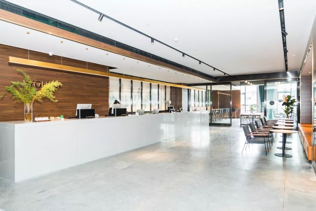 作为前台接待人员使用医院,银行,电器店等机构购买了它目前,日本以及