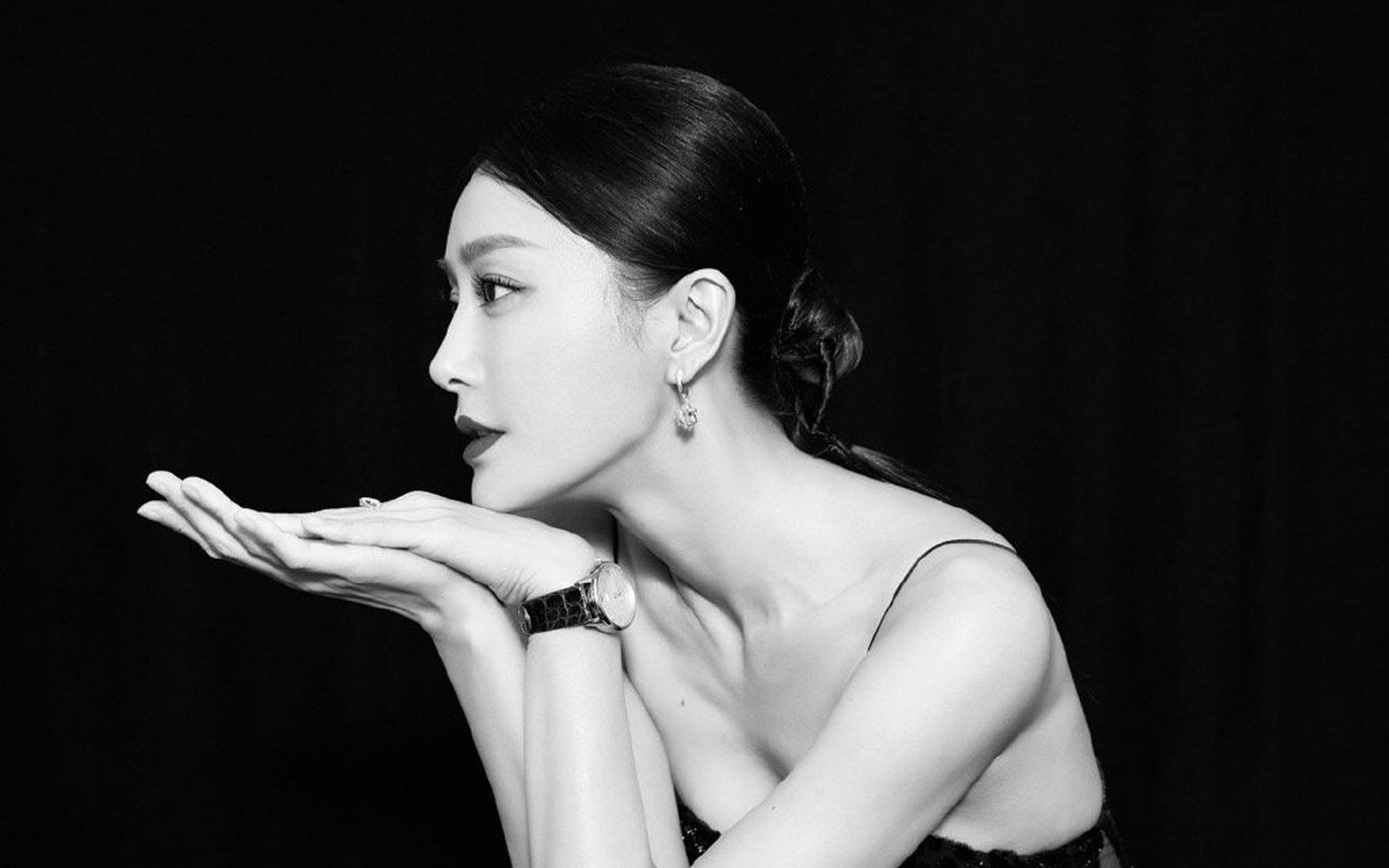 秦岚性感婀娜写真精致的面容柔美的气质