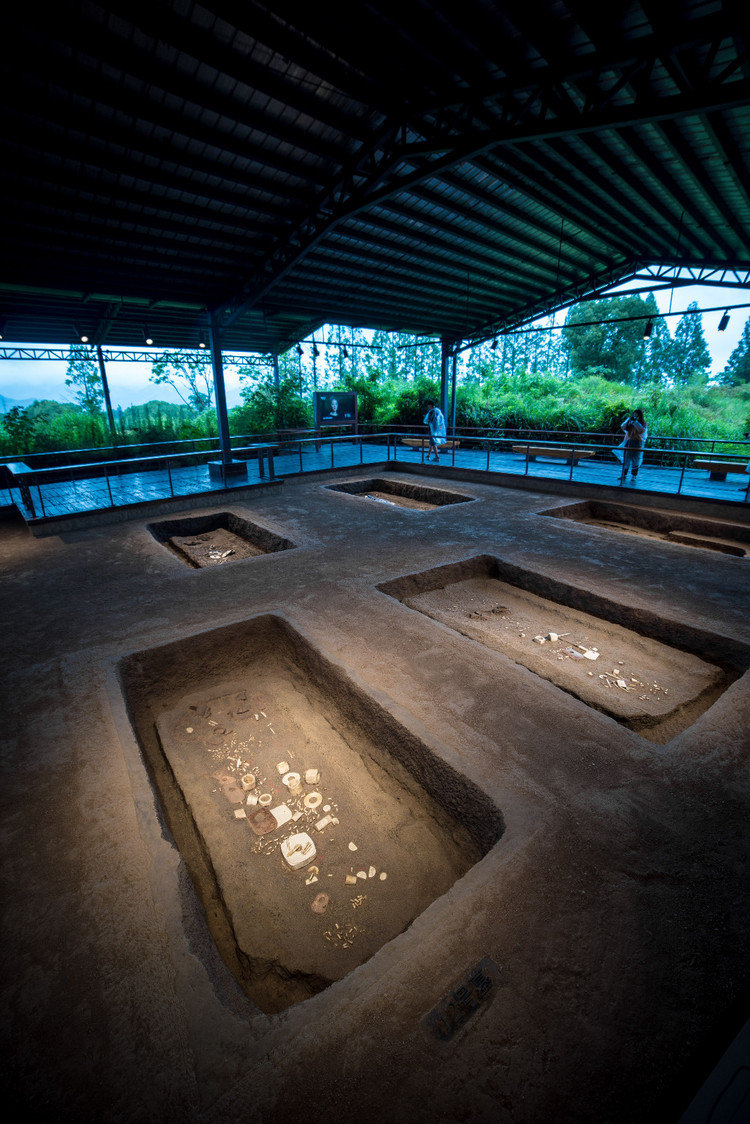 池中寺台地(粮仓),宫殿与坟地百米之遥的近距离现象透露出良渚城统治