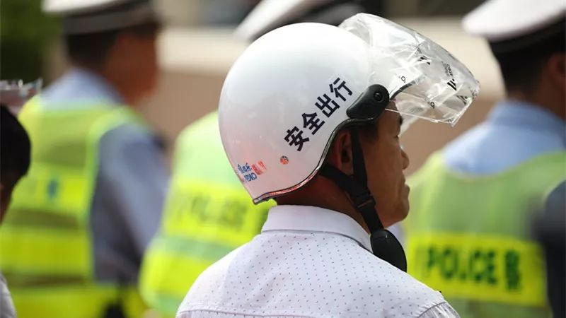 金湾朋友开摩托记得戴头盔!有人在矿山喝酒出事,也有在高栏港