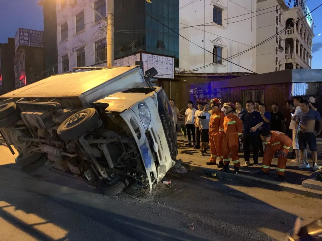 永嘉一紅綠燈處發生車禍!大貨車車頭被撞爛,有人被困!