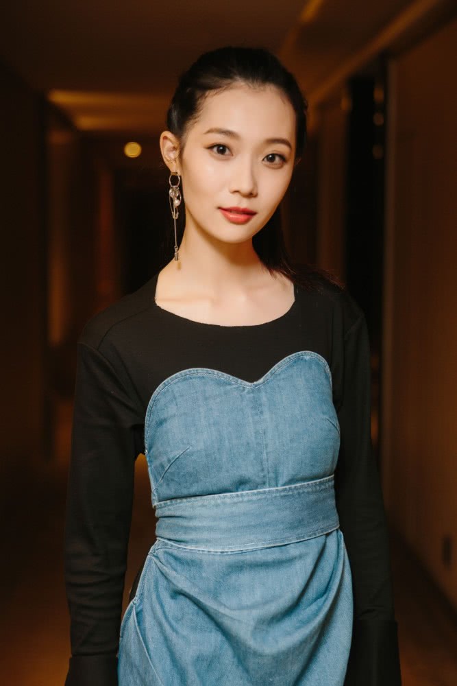 穆乐恩一袭黑色连衣裙配抹胸裙,秀美腿不输唐嫣