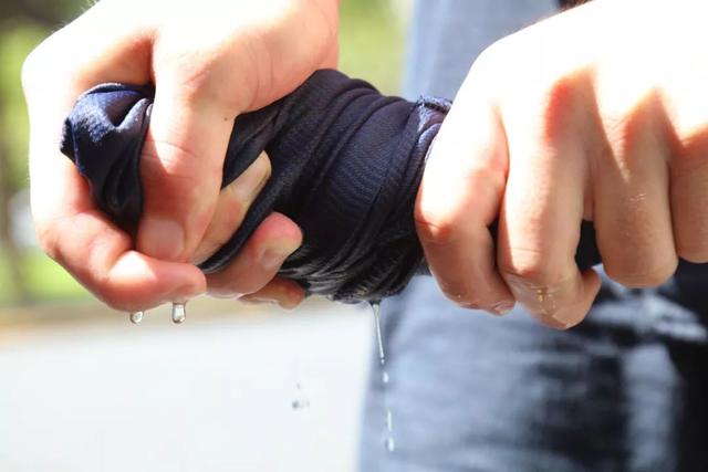 高温下的坚守,消防员衣服拧出水来