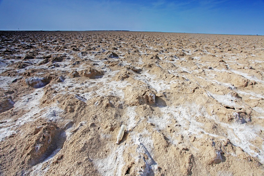 而在罗布泊镇附近,白色的盐壳地上面多处也可以看到垃圾,这样荒凉的盐