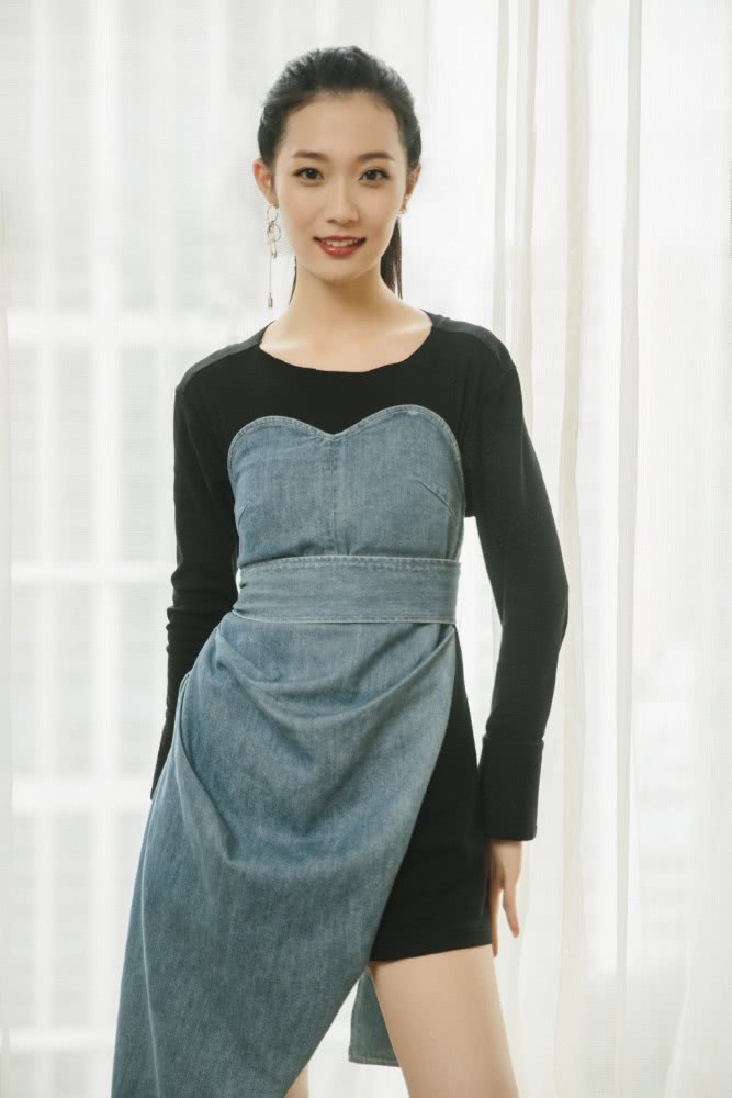 穆乐恩一袭黑色连衣裙配抹胸裙,秀美腿不输唐嫣