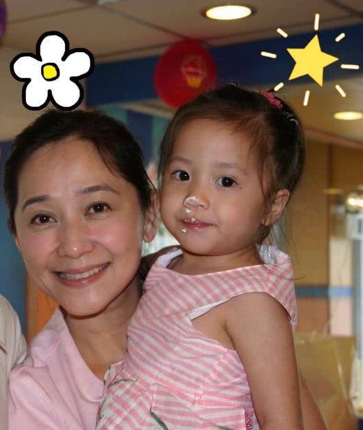 欧阳娜娜发博为母庆生嘟嘴亲吻妈妈甜蜜温馨母女情深