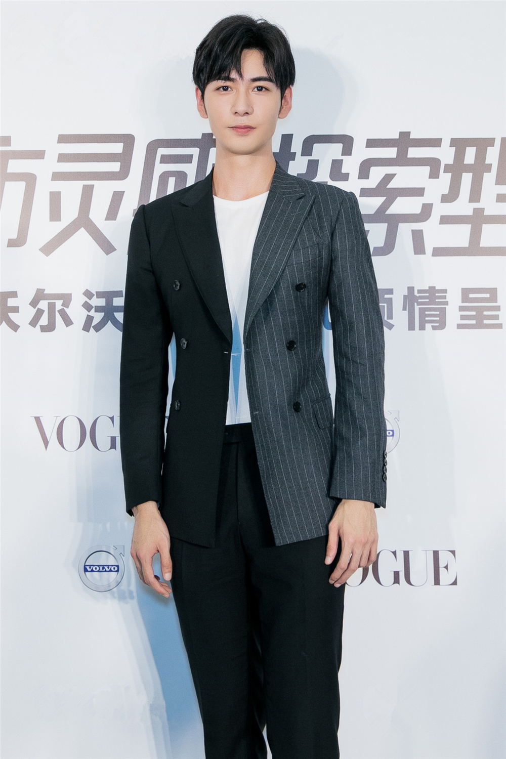 东宫太子现身,陈星旭拼接西装时髦潇洒,身高186标准的衣架子