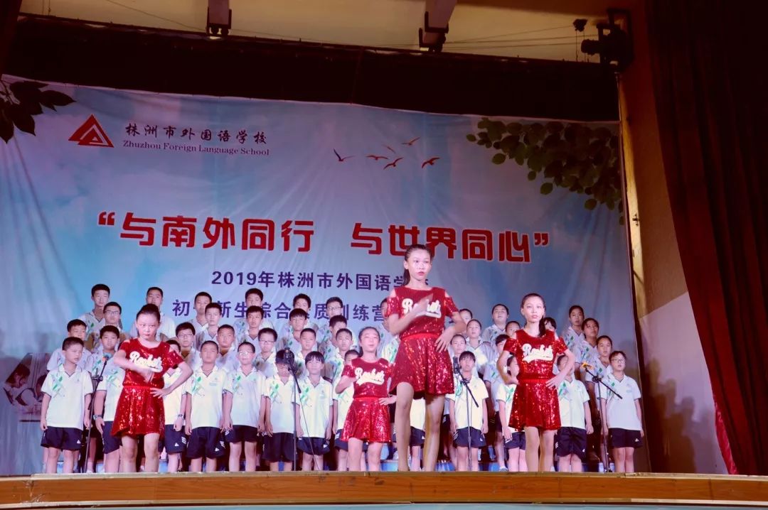 八营:合唱《firefly》8营里,50多只萤火虫汇聚成夜晚最梦幻的景色.