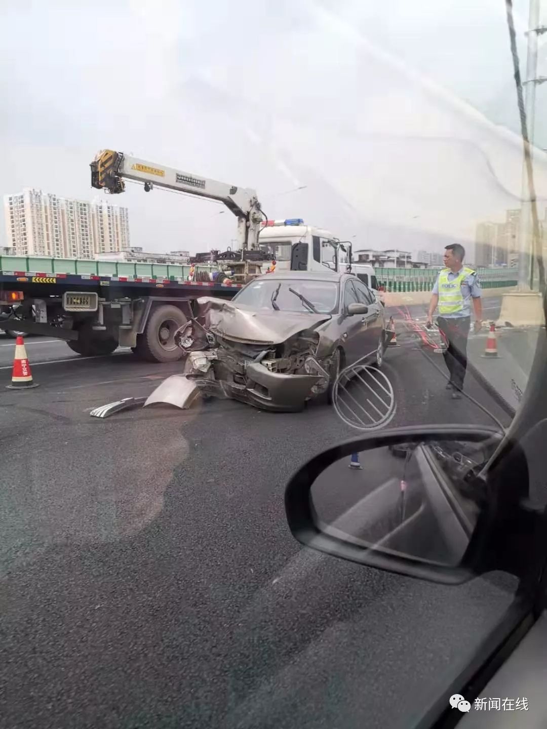 突发南宁市清厢快速路发生追尾事故一车侧翻现场一片狼藉