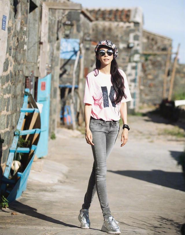 49岁莫文蔚不得了穿紧身牛仔裤腰臀比太惊艳这身材真实存在吗