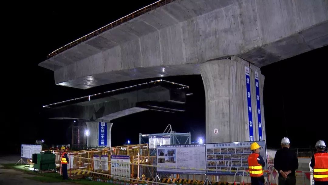 牡佳客专跨佳富铁路1号特大桥的这两片梁体重达8540吨.