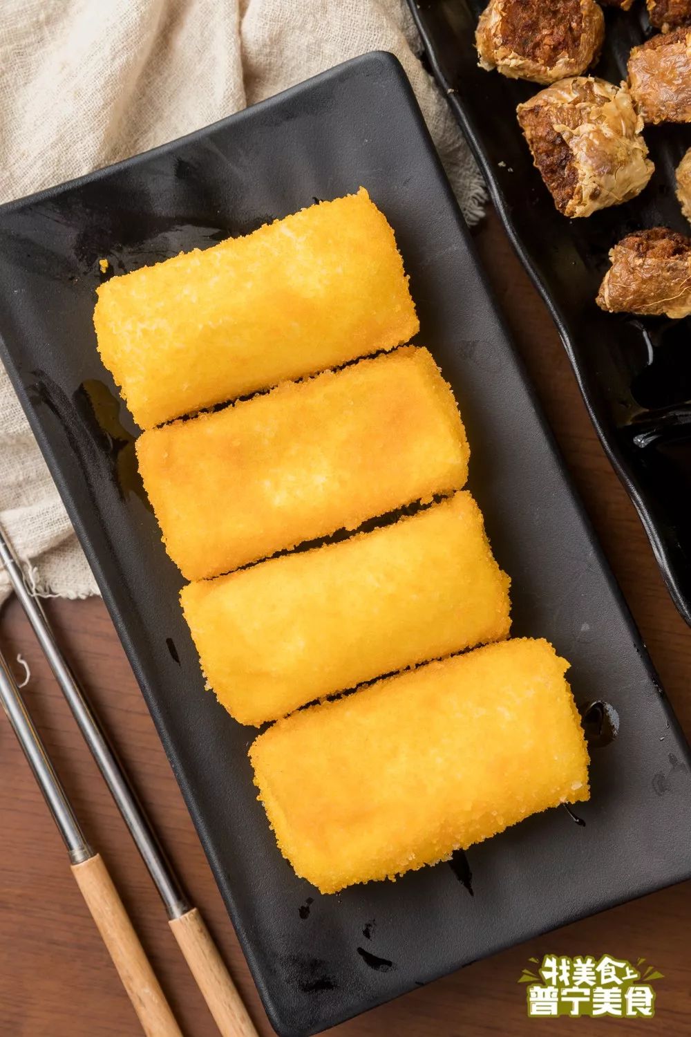 它真的够脆,够酥,够甜蜜,轻轻一咬,馅儿和脆皮在口中发生反应,让你有