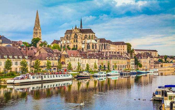 而夜丘和伯恩丘又合称金丘,每年秋季,金丘都仿佛被披上了一件金碧辉煌