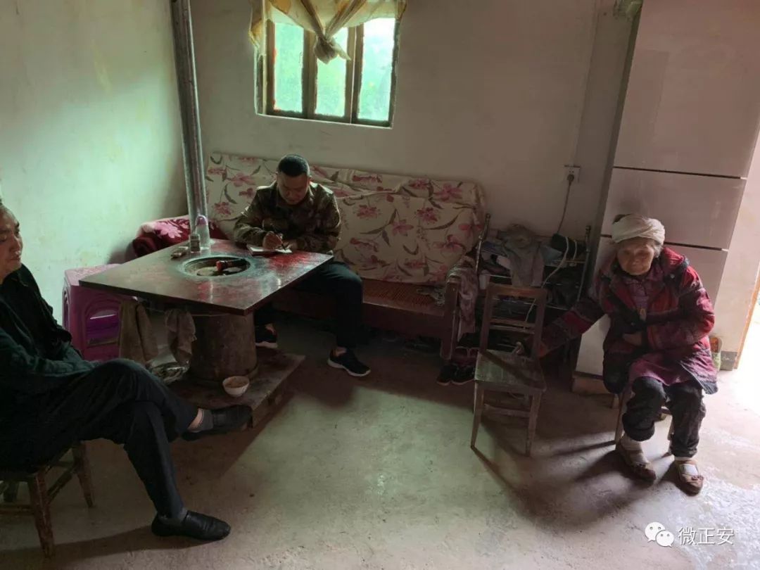 与群众面对面交谈县委副书记范德武与包组干部在农户家中同吃当前