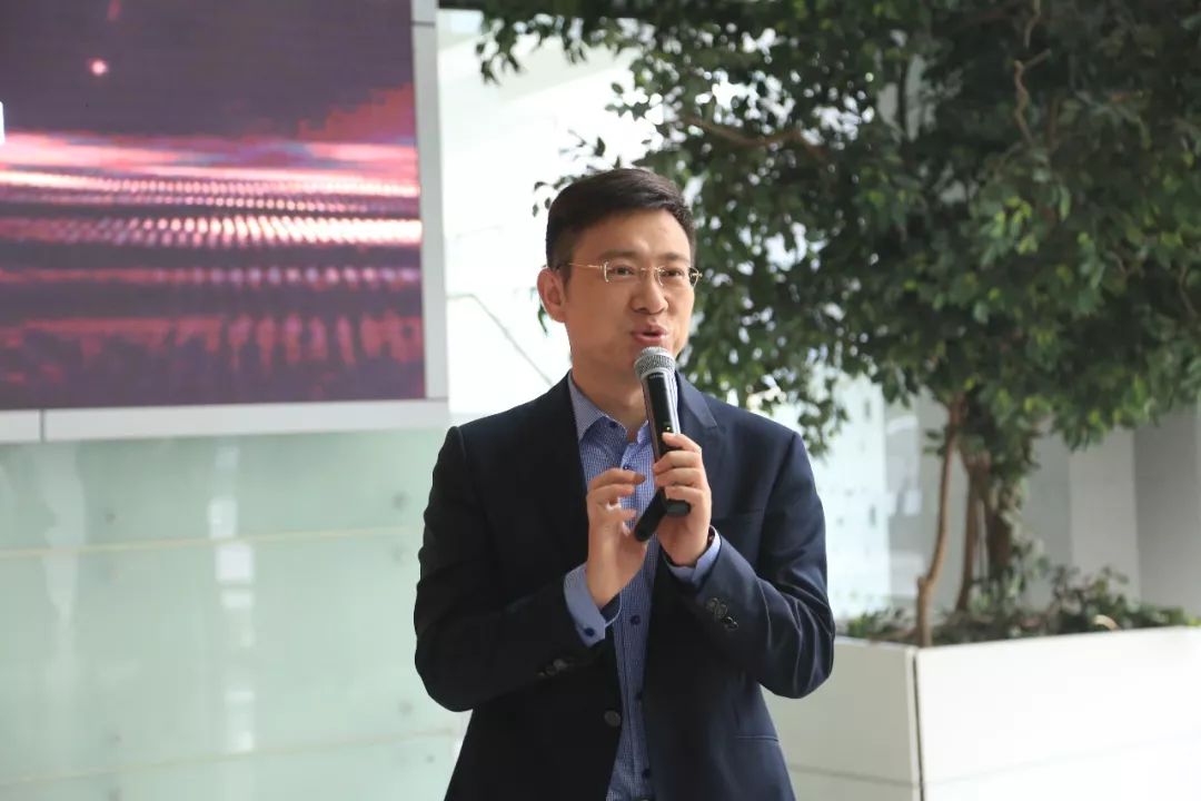 企业家学员们的到来受到了cctv1天气预报节目主持人张泰源等人的热烈