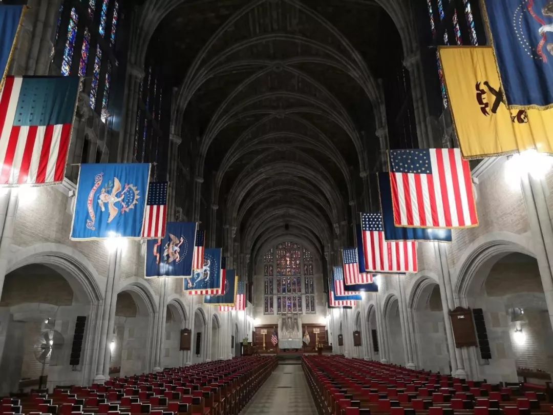 西点军校是美国第一所军事学校,位于纽约州西点(哈德逊河西岸),面积