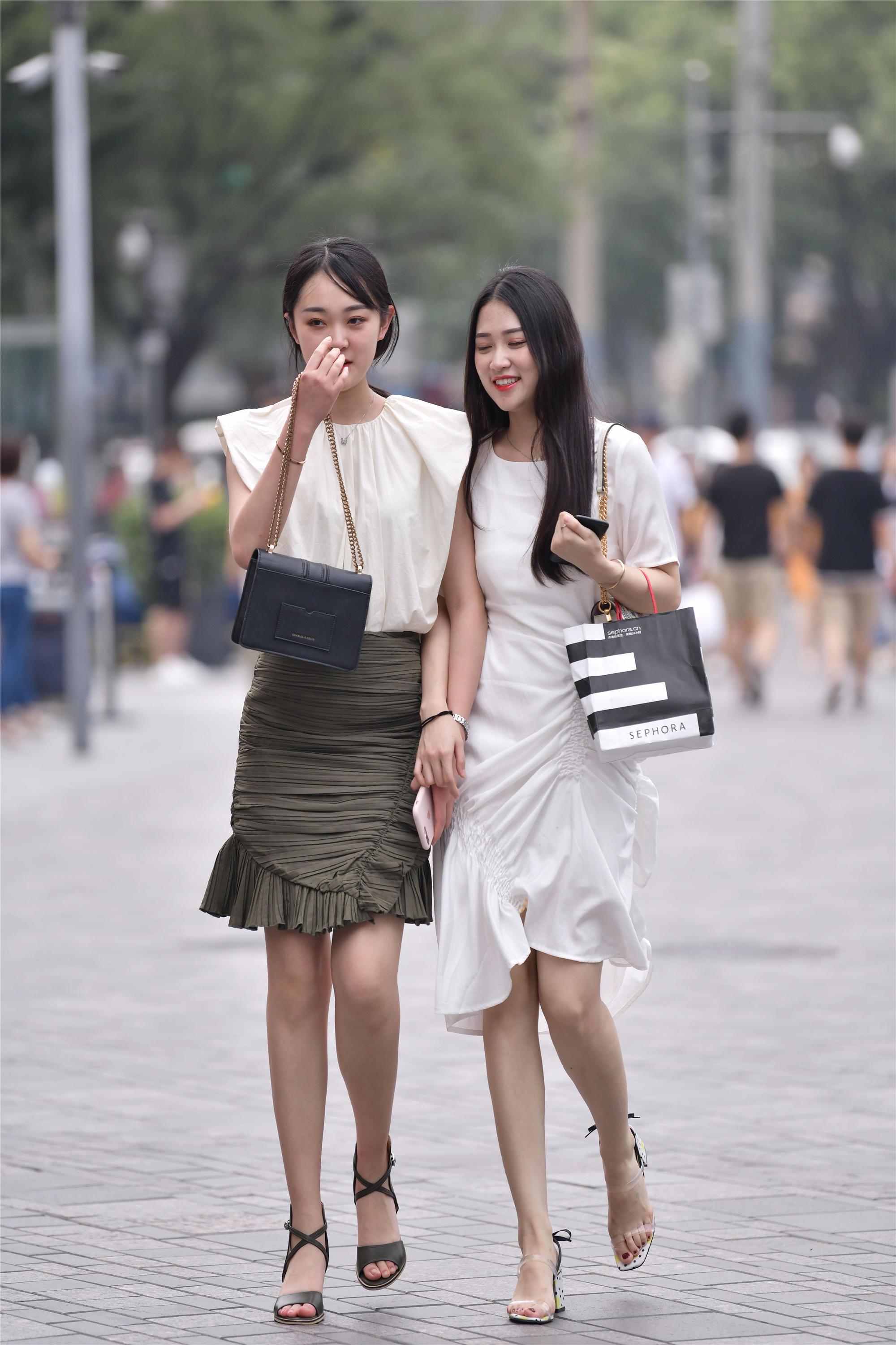 和闺蜜逛街既开心,又犯愁,开心是有人陪,犯愁是怎么搭配