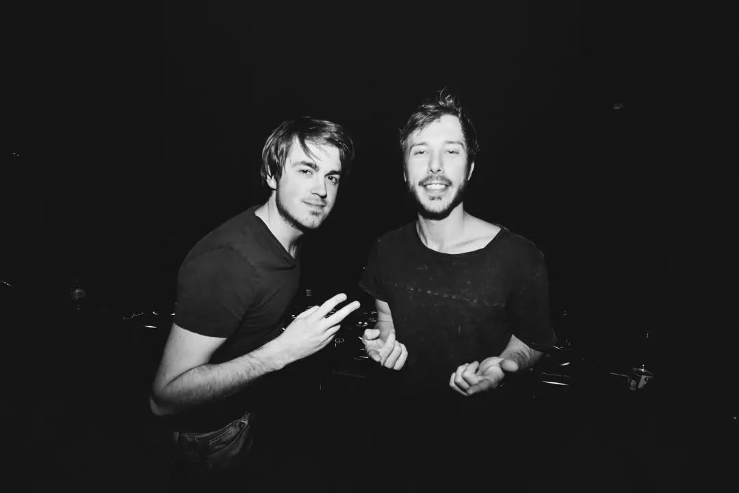 mafia以及 eric prydz 两位前辈的步伐他们二人给组合起名为:vicetone