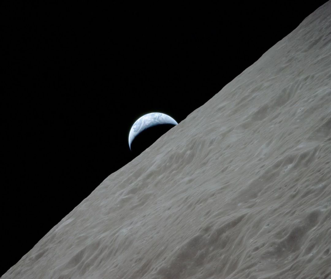 阿波罗11号降落在月球上的静海,扼死了月亮,从此人类被剥夺了梦境