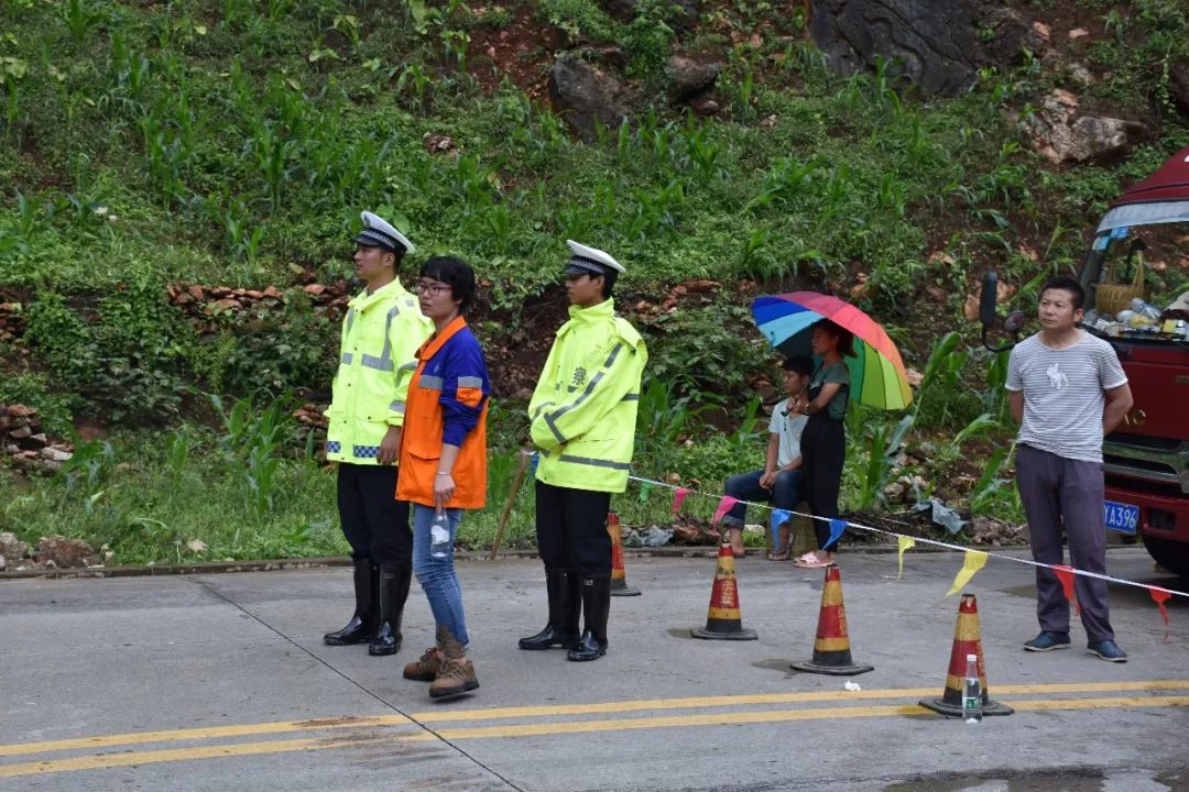 交警部門拉起了警戒帶,設置錐形桶實施交通管制,維持現場秩序.