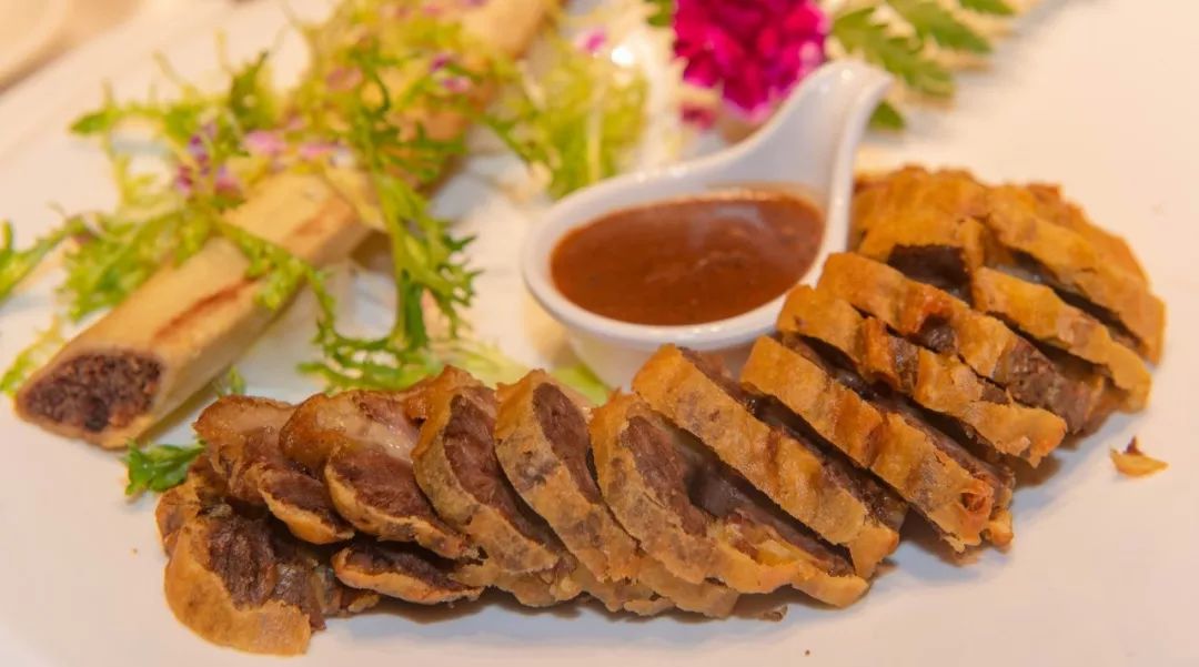 精选牛肋骨,配上特调的脆皮糊炸制,牛肉和外壳的外脆里嫩组合秒秒钟