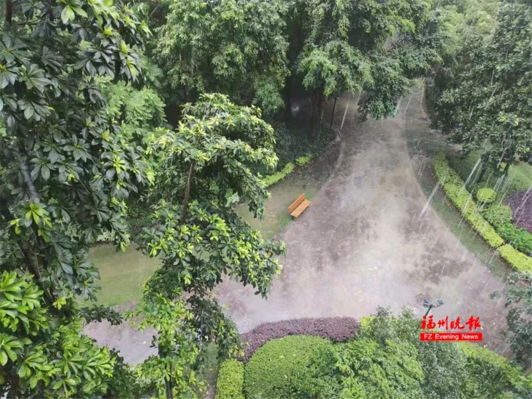 福州一秒天黑!大雨倾盆!这是在倒水啊!
