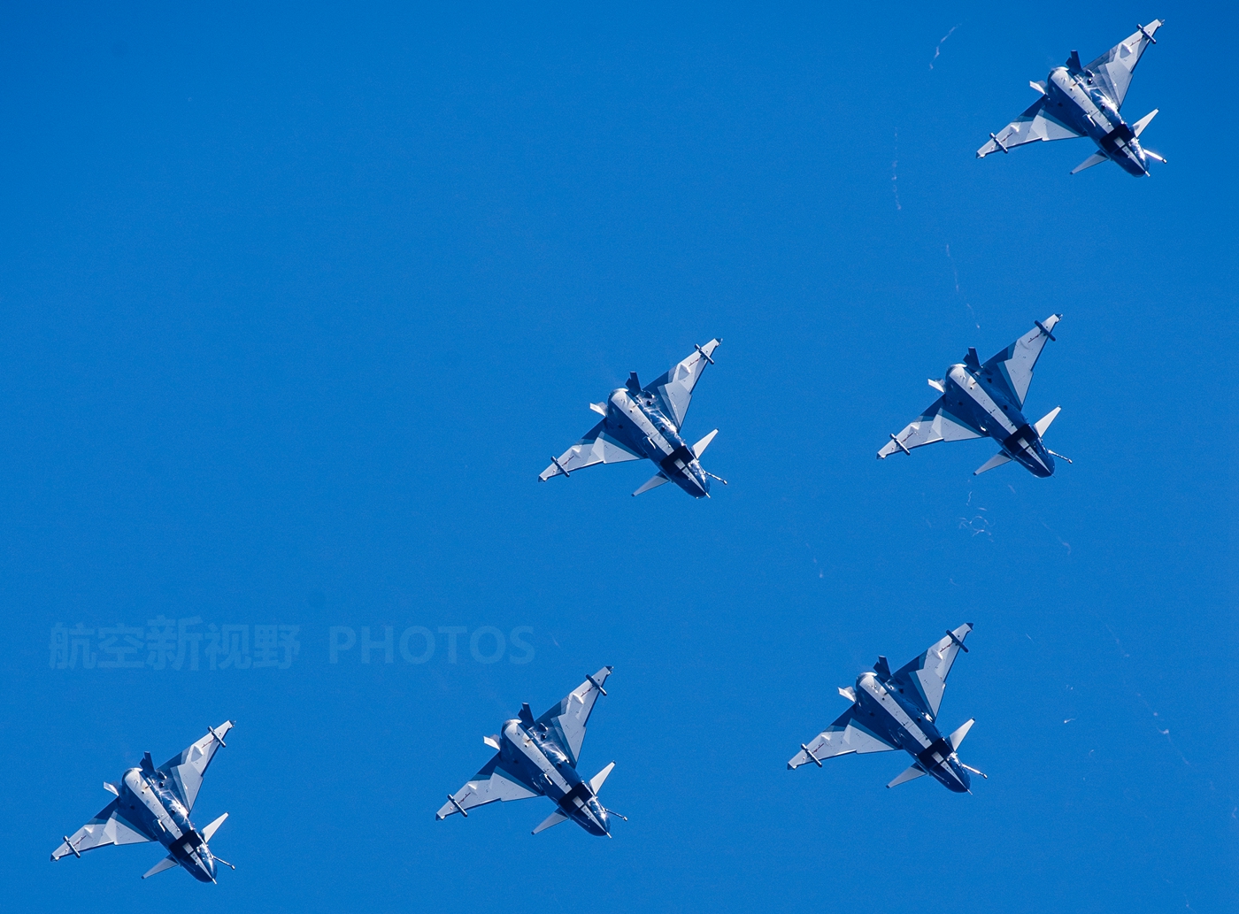 图中可以看到中国空军八一飞行表演队队形相当紧凑.