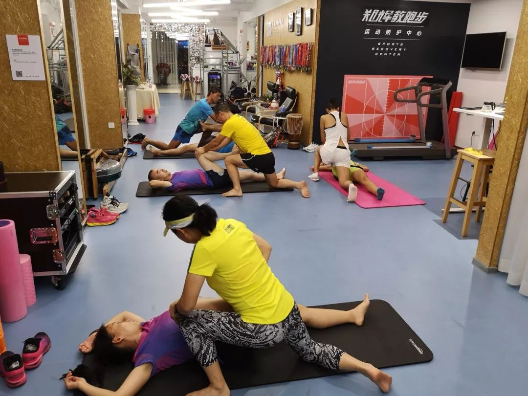 也可找专业的运动按摩放松师采用被动牵拉和肌筋膜放松的方法帮助放松