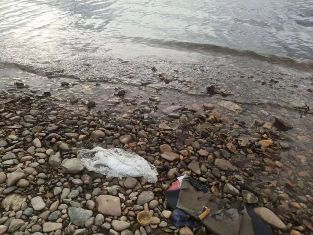 现场75黑河江岸边垃圾满地散发恶臭看后直呼辣眼睛