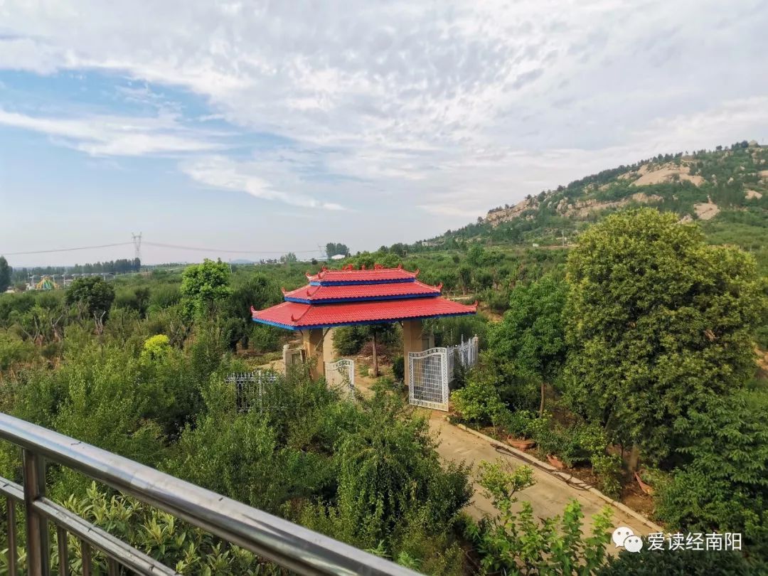 相聚在南阳市卧龙区塔子山梅花山庄三十多位小伙伴齐聚在这个火热的七